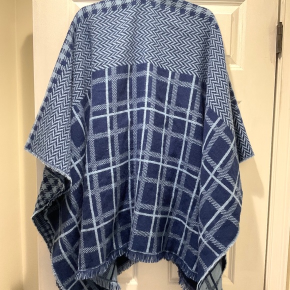 Blue Steve Madden Plaid Boho Granny Core Poncho Fringed Shawl ONE SIZE FITS MOST - Picture 3 of 6